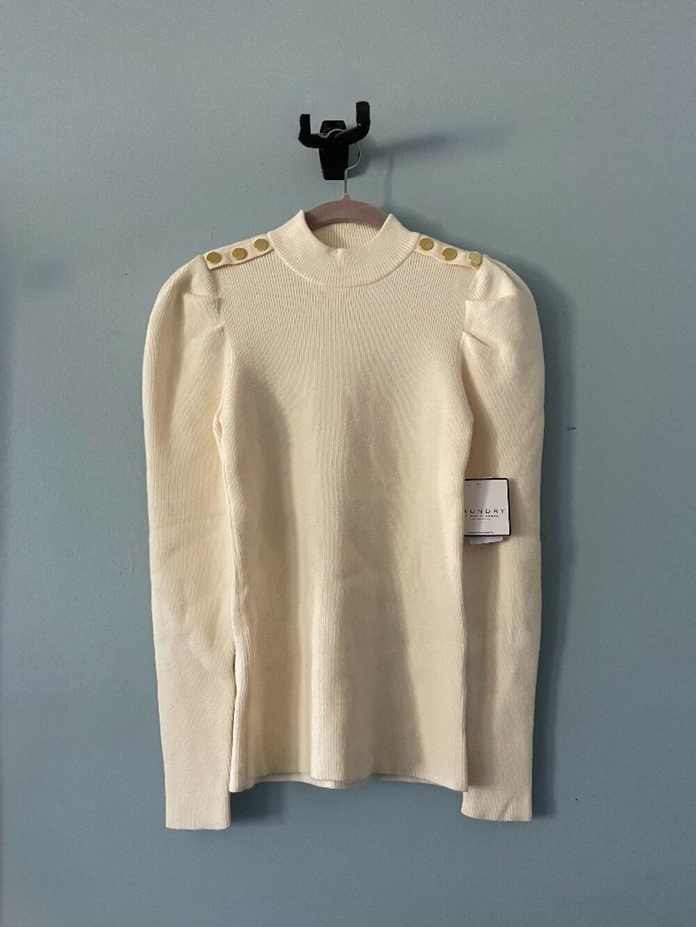 LAUNDRY Cream color knit sweater with button design ✿